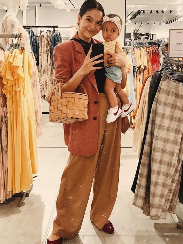 6 Momen Manis Quality Time Putri Marino dan Surinala, Bikin Gemas (sumber: instagram@putrimarino)