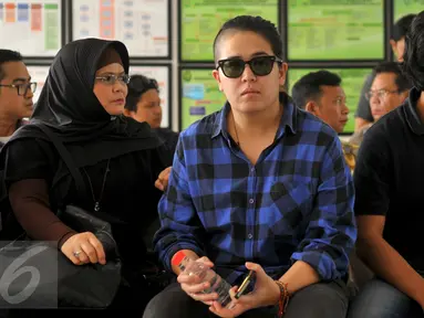 Keluarga Iwan Fals saat menghadiri sidang gugatan manajemen Iwan Fals terhadap promotor acara ‘Kantata Barock’, Jakarta, Rabu, (23/9/2015). Hakim memutuskan untuk menunda persidangan karena berkas yang diajukan belum lengkap. (Liputan6.com/Faisal R Syam)