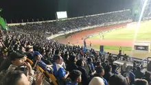 Puluhan ribu suporter Persib Bandung dan Arema FC padati Stadion Si Jalak Harupat, Soreang, Kabupaten Bandung pada laga perdana Grup A Piala Presiden 2026, Sabtu (25/7/2025) malam. (Bola.com/Erwin Snaz)