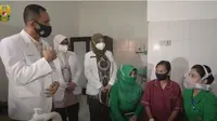 Istri KSAD Hetty Andika Perkasa, saat menjenguk Atika Sari, penderita lumpuh di rumah sakit.(Dokumen TNI AD)