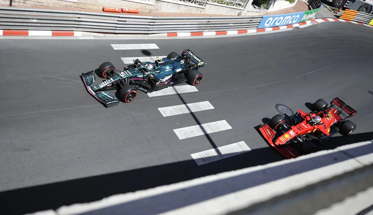 Pembalap Aston Martin Sebastian Vettel (kiri) dan pembalap Ferrari Charles Leclerc (kanan) menyetir mobil mereka selama latihan bebas kedua untuk balapan F1 GP di Sirkuit Monaco, Monaco, Kamis (20/5/2021). F1 GP Monaco akan berlangsung pada 23 Mei 2021. (AP Photo/Luca Bruno)