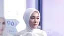 Penampilannya dilengkapi dengan hijab segi empat warna putih serta heels warna putih. Ditambah dengan aksesori seperti jam tangan dan gelang berkilauan.  (Foto: © KapanLagi.com/Bayu Herdianto).