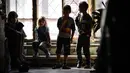Anak-anak bermain di koridor komunal asrama untuk pekerja pabrik tekstil Proletarka di Kota Tver, Rusia, 8 Agustus 2020. Dua dari sekitar 50 bangunan neo-Gotik di Proletarka dihias dengan medali emas pada Pameran Universal 1900 di Paris. (Alexander NEMENOV/AFP)