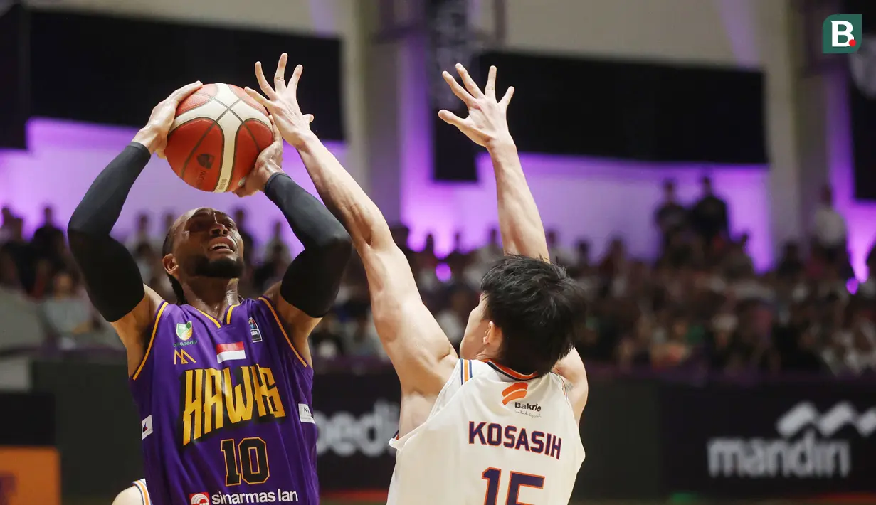 Pebasket Pelita Jaya, Vincent Kosasih, berusaha menghalau pebasket Tangerang Hawks, Steven Green, pada laga IBL 2024 di Indomilk Arena, Sabtu (25/5/2024). (Bola.com/M Iqbal Ichsan)