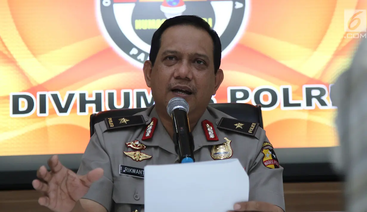 Karo Penmas Divisi Humas Polri Brigjen Rikwanto menggelar jumpa pers terkait kasus penyerangan Mapolda Sumut, di Mabes Polri, Jakarta, Jumat (30/6). Ada beberapa barang bukti yang ditunjukkan Polri dalam jumpa pers tersebut. (Liputan6.com/Herman Zakharia)