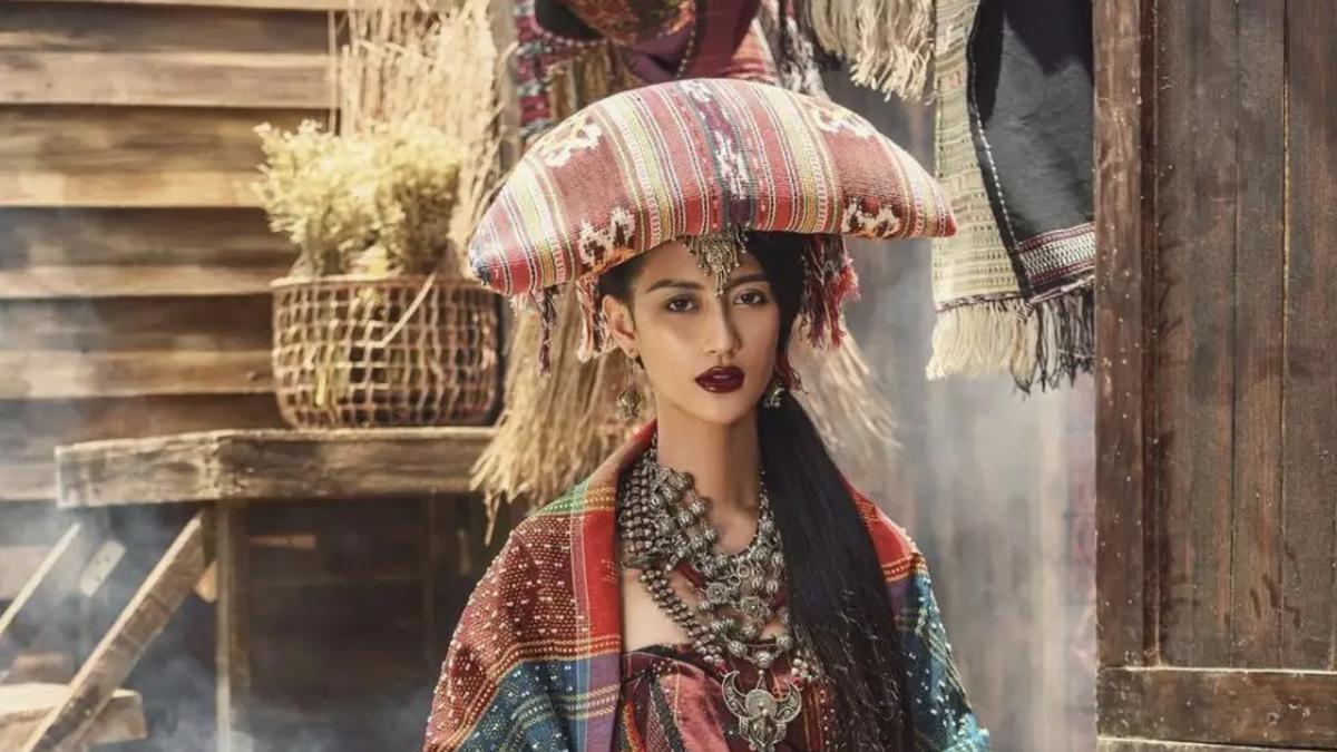 6 Model Baju Tenun Wanita Terbaru 2025, Cocok untuk Berbagai Acara