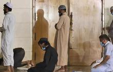 Bolehkah Lewat di Depan Orang yang Sedang Sholat? Simak Jawabannya