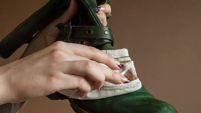 Begini Cara Bikin Sepatu Kinclong Tanpa Disemir