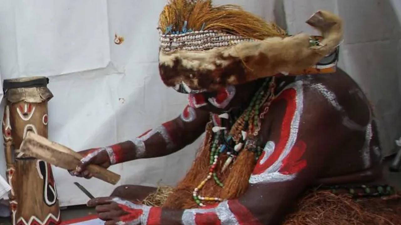 Warga suku Papua juga memperlihatkan aktivitas kerajinan yang dilakukan dalam kehidupan sehari-harinya di tanah Papua.<br>