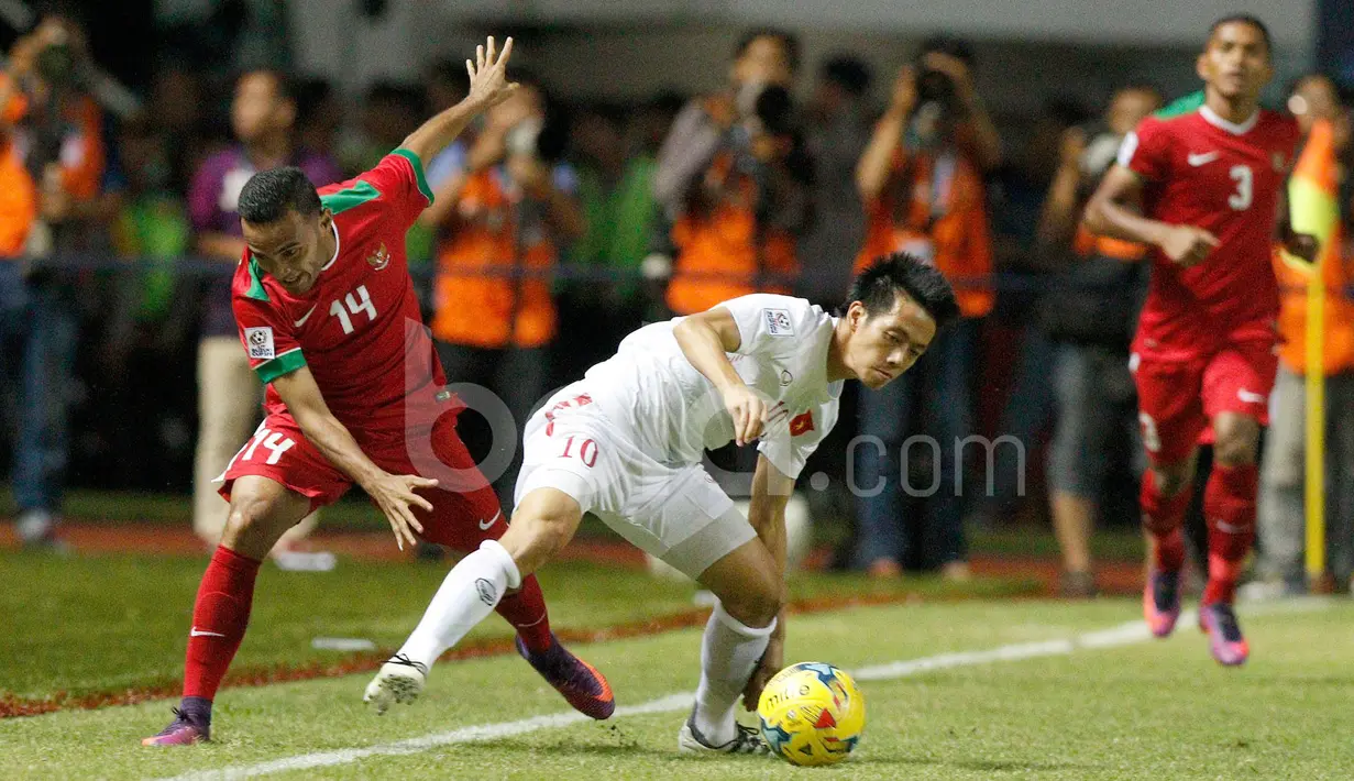 Pemain Indonesia, Rizky Pora (kiri), berebut bola dengan pemain Vietnam, Nguyen Van Quyet, dalam laga leg pertama semifinal Piala AFF 2016 di Stadion Pakansari, Bogor, Sabtu (3/12/2016). (Bola.com/Peksi Cahyo)