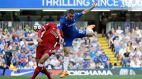 Bek Liverpool Virgil van Dijk berebut bola dengan gelandang Chelsea Eden Hazard selama pertandingan lanjutan Liga Inggris di Stamford Bridge di London (6/5). Chelsea menang tipis atas Liverpool 1-0. (AP Photo/Kirsty Wigglesworth)