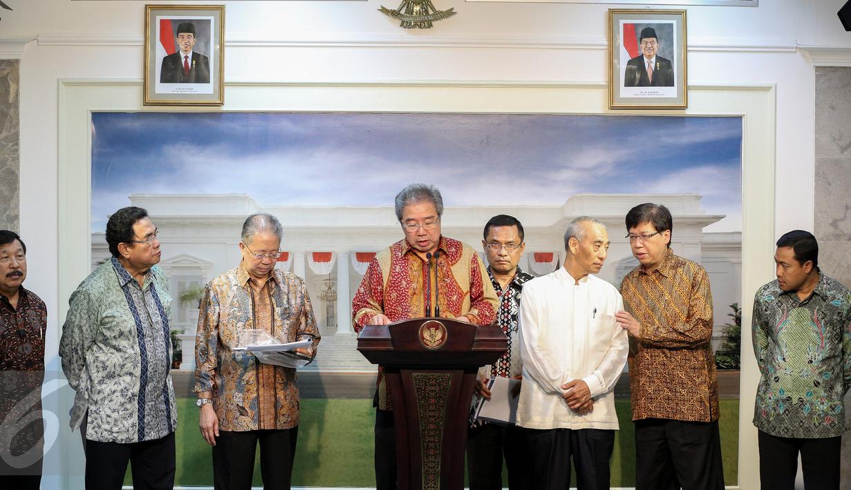 Ketua Gaikindo, Jongkie D Sugiarto memberikan keterangan pers pers usai bertemu presiden di Istana Merdeka, Jakarta, Selasa (13/10/2015). Gaikindo meminta Pemerintah untuk mengurangi tarif Pajak Penjualan Barang Mewah. (Liputan6.com/Faizal Fanani) 