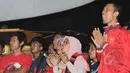 supporter Arsenal saat  menyaksikan tim kesayangannya bertanding saat nonton bola seru Manchester United vs Arsenal di Karawang Central Plaza, Minggu (17/5/2015). Laga antara Manchester United dan Arsenal berakhir imbang. (Liputan6.com/Helmi Afandi)