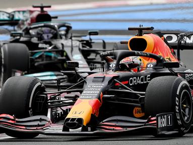 Perebutan gelar juara dunia Formula 1 2021 begitu panas. Jarak poin antara kedua pemuncak klasemen, Max Verstappen dan Lewis Hamilton yang relatif dekat, akan menambah keseruan balapan yang tinggal tersisa lima race lagi. Berikut ulasannya. (AFP/Christophe Simon)