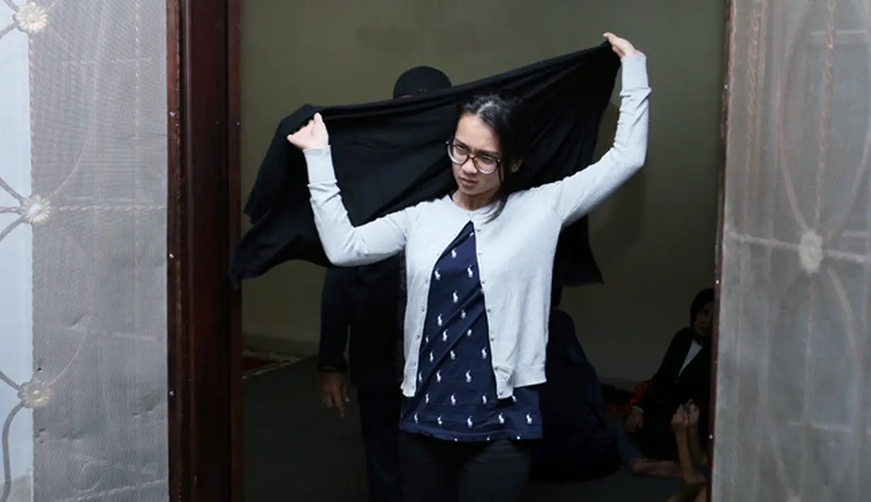 "Waktu aku ke rumah sakit, aku malah bercanda-bercanda aja. Aku tahu sih dia sakit, tetapi dia masih bercanda denganku," kata Dhea Imut di TPU Pondok Kelapa 2, Jakarta Timur, Senin (15/1/2018). (Deki Prayoga/Bintang.com)