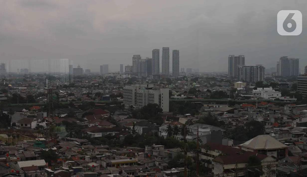 Suasana gedung bertingkat dan permukiman warga di kawasan Jakarta, Senin (17/1/2022). Bank Dunia memproyeksikan pertumbuhan ekonomi Indonesia pada tahun 2022 mencapai 5,2 persen. (Liputan6.com/Angga Yuniar)