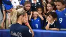 Eugenie Le Sommer striker Prancis tak kuasa menyembunyikan rasa kecewanya bersama suporter cilik setelah Prancis gugur di permepat final Piala Dunia Wanita 2019.  ( AFP/Franck Fife )