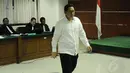 Terdakwa kasus dugaan korupsi proyek Hambalang, Anas Urbaningrum, berjalan meninggalkan Jaksa Penuntut usai membacakan nota pembelaan dalam sidang di Pengadilan Tipikor Jakarta, (18/9/2014). (Liputan6.com/Helmi Fithriansyah)