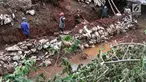 Pekerja membangun turap di bantaran Kali Setu Babakan, Jakarta, Sabtu (27/10). Turap dari tanah dan batu yang dimasukkan ke karung itu dibuat guna mencegah longsor yang sudah beberapa kali terjadi di kawasan tersebut. (Liputan6.com/Immanuel Antonius)