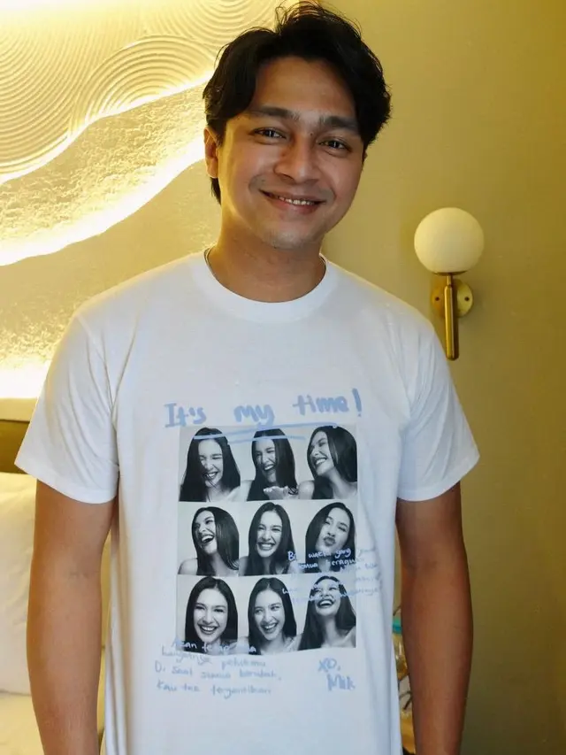 Deva Mahenra Pakai Kaos Wajah Istrinya, Mikha Tambayong. [@miktambayong]