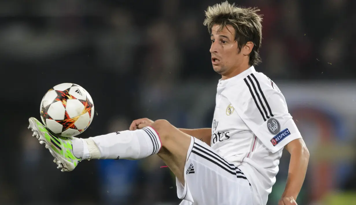 5. Fabio Coentrao - Sempat direkrut Real Madrid pada Juli 2011. Namun, Ia menghabiskan karier sebagai pemain pinjaman dari Real Madrid. Saat ini, Fabio Contrao mulai kesulitan mencari klub baru. (AFP/Fabrice Coffrini)