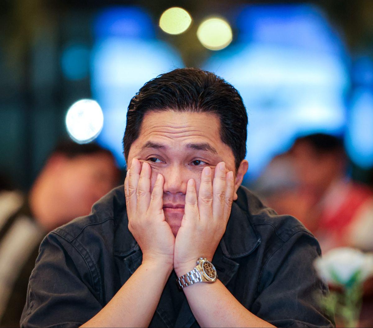 Ekspresi kecewa Ketum PSSI Erick Thohir saat menghadiri acara nonton bareng pertandingan Timnas Indonesia vs Irak dalam penyisihan Grup D Piala Asia 2023, pada Senin (15/1/2024) malam. Acara ini turut dihadiri selebriti, influencer, dan pimpinan redaksi 