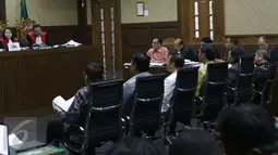 Mantan Menteri Dalam Negeri (ketiga kiri) Gamawan Fauzi bersama sejumlah mantan pejabat lain menjadi saksi dalam sidang perkara dugaan korupsi proyek e-KTP di Pengadilan Tipikor Jakarta, Kamis (16/3). (Liputan6.com/Helmi Afandi)