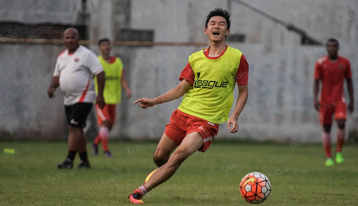 Gelandang Persija Jakarta, Sutanto Tan, berusaha mengejar bola saat latihan jelang laga TSC 2016 melawan Persela Lamongan di Lapangan Villa 2000, Tanggerang Selatan, Banten, Selasa (13/9/2016). (Bola.com/Vitalis Yogi Trisna) 