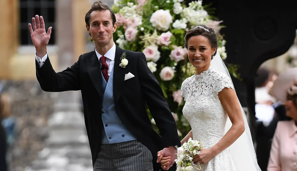 Pippa Middleton dan James Matthews setelah mengikuti upacara pernikahan di sebuah gereja kecil di Inggris, Sabtu (20/5). Pernikahan Pippa dan James disebut bagaikan royal wedding mini karena dihadiri juga keluarga Kerajaan Inggris (JUSTIN TALLIS/POOL/AFP)