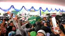 Mobil ambulan yang membawa jenazah Olga Syahputra tiba di rumah duka pukul 9.45 WIB, Jakarta, Sabrtu (28/3/2015). Tampak keranda jenazah Olga Syahputra digotong oleh banyak orang (Liputan6.com/Faisal R Syam