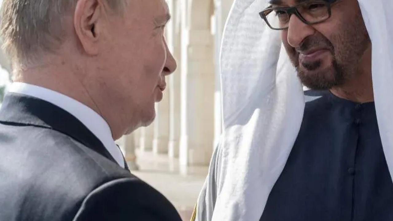 Setiba di Qasr Al Watan, Putin terlihat disambut Presiden Sheikh Mohamed bin Zayed Al Nahyan MbZ.
