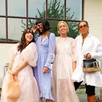 Simak di sini tren ugly dress yang akan mendominasi tahun 2019 ini.