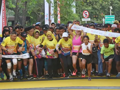 Peserta mengikuti acara BNI-UI Half Marathon 2019 di Kampus Universitas Indonesia, Depok, Jawa Barat, Minggu (7/7/2019). BNI UI Half Marathon 2019 yang diikuti 4800 peserta dengan kategori 5K, 10K, dan 21K (half marathon) diselenggarakan dalam rangka HUT ke-73 BNI. (Liputan6.com/Herman Zakharia)
