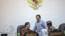 Presiden Jokowi didampingi Wapres Jusuf Kalla berdiskusi dengan Menko Perekonomian Sofyan Djalil saat memimpin rapat terbatas membahas persiapan jelang bulan puasa di Kantor Kepresidenan, Jakarta, Rabu (3/6).(Liputan6.com/Faizal Fanani)