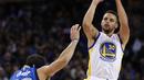 Aksi pemain Golden State Warriors, Stephen Curry (30) melakukan tembakan melewati hadangan pemain Dallas Mavericks, Seth Curry (30) pada laga NBA basketball game  di Oakland, California, (30/12/2016). Warriors menang 108-99. (AP/Tony Avelar)