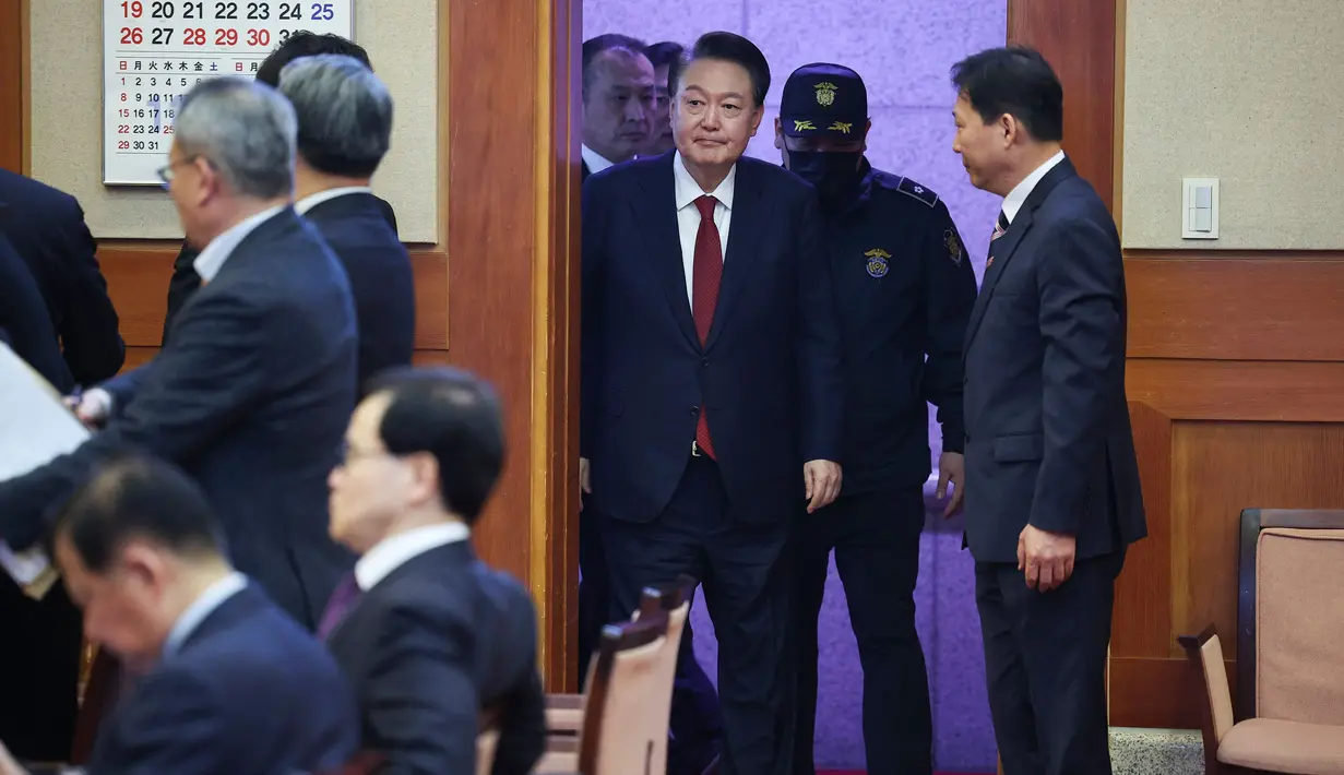 Presiden Korea Selatan yang dimakzulkan, Yoon Suk Yeol, tiba untuk menghadiri sidang pemakzulannya di Mahkamah Konstitusi di Seoul pada 21 Januari 2025. (Kim Hong-Ji/POOL/AFP)