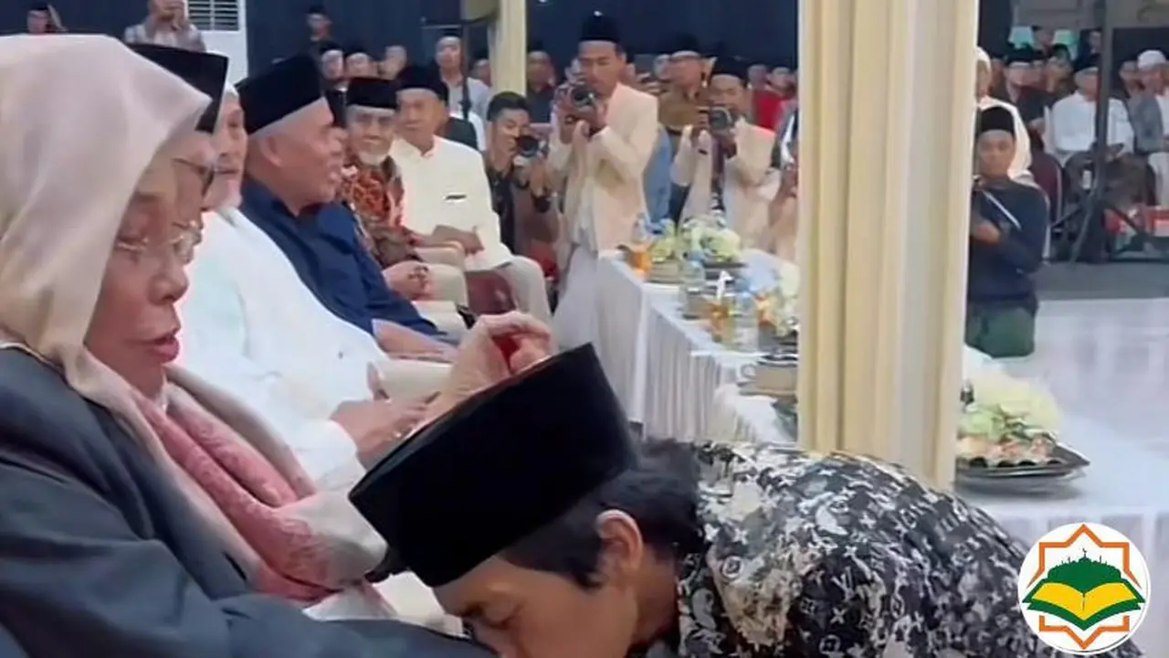 Gus Iqdam cium KH Nurul Huda Djazuli 1