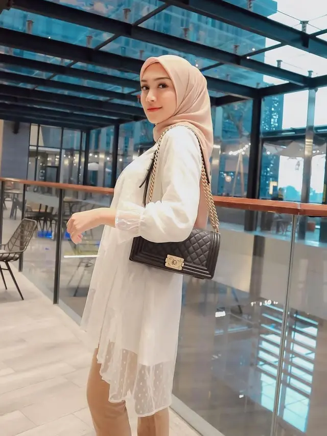 Melody Prima gunakan baju putih