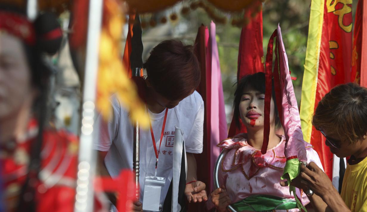 Seorang umat Tionghoa saat mengikuti rangkaian acara Hei Neak Ta atau parade roh untuk memperingati Cap Go Meh, Kamboja, (21/2). (REUTERS/Samrang Pring)