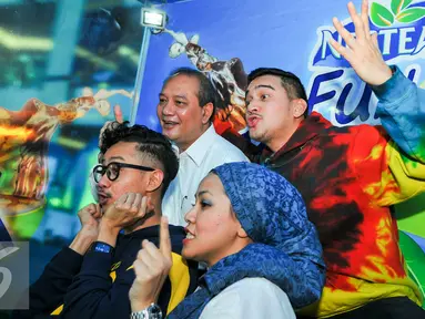 Mario Lawalata (kanan) berfoto bersama Tim Nestea Fun X-Freshion Dubs Challenge di Mall Taman Anggrek, Jakarta, Kamis (28/4/2016). (Liputan6.com/Yoppy Renato)