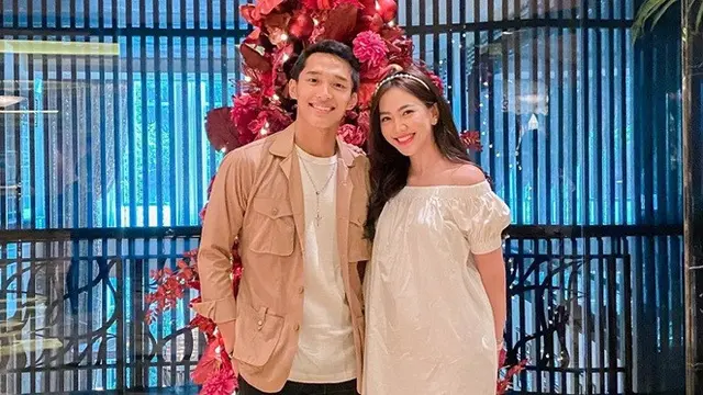 6 Potret Shania Eks JKT48 dan Jonatan Christie Dinner Natal Bersama, Curi Perhatian