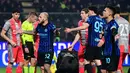 Pemain Inter Milan tampak marah pada suporter saat insiden kiper Cremonese, Emil Audero, yang terkena petasan pada laga pekan ke-23 Liga Italia 2025/2026 di Stadion Giovanni Zini, Cremona, Minggu (1/2/2026). (AFP/Piero Cruciatti)