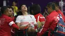 Tunggal putra Indonesia, Anthony Sinisuka Ginting dievakuasi akibat cedera usai melawan pemain China, Shi Yuqi pada final Beregu Putra Asian Games 2018 di Istora Kompleks GBK, Jakarta, Rabu (22/8). Indonesia kalah 1-3. (Liputan6.com/Helmi Fithriansyah)