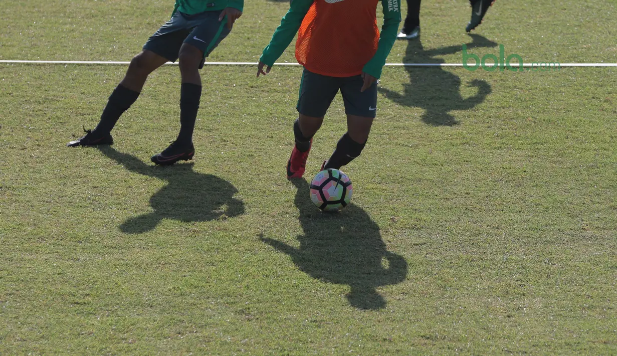 Aksi pemain Timnas Indonesia U-19, Syahrian Abimanyu pada sesi latihan di Lapangan ABC, Senayan, (21/2/2018). Latihan tersebut merupakan persiapan Timnas U-19 untuk mengikuti Piala Asia 2018. (Bola.com/Nicklas Hanoatubun)