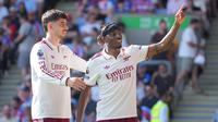 Pemain Arsenal Noni Madueke merayakan gol yang dicetaknya bersama rekan setimnya Kai Havertz (kiri) pada laga Premier League/Liga Inggris antara Crystal Palace vs Arsenal di London, Minggu, 24 Mei 2026. (AP Photo/Kin Cheung)