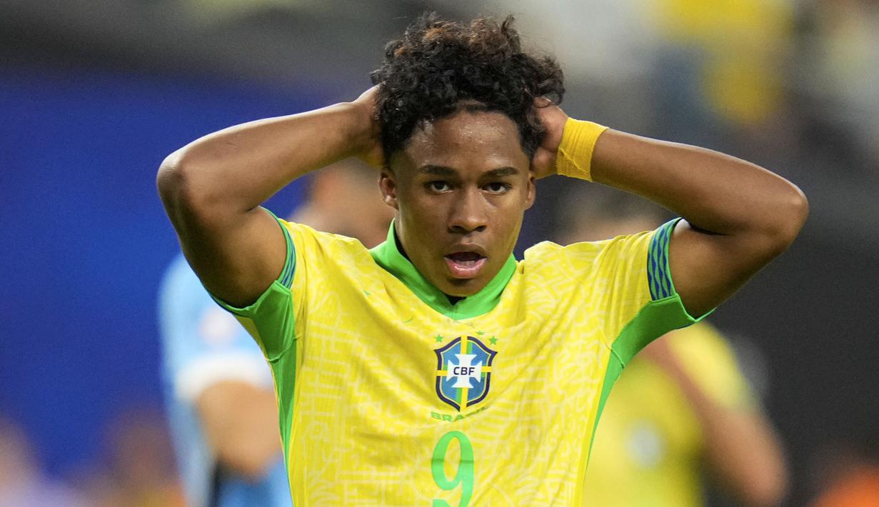Pemain Brasil, Endrick terlihat kecewa setelah timnya kalah dari Uruguay pada laga perempat final Copa America 2024 di Allegiant Stadium, Las Vegas, Nevada, Minggu (07/07/2024) WIB. (AP Photo/Julio Cortez)