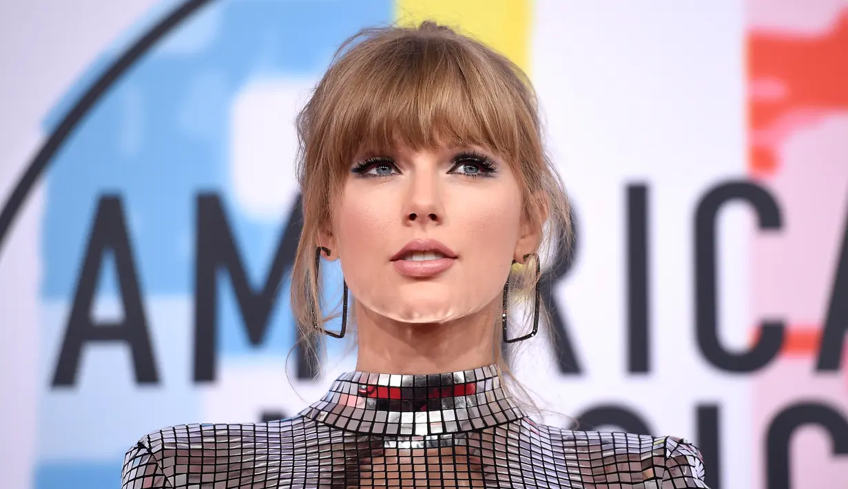 Penyanyi Taylor Swift menghadiri ajang American Music Awards 2018 di Microsoft Theater, Los Angeles, Selasa (9/10). Pulasan lipstik nude pun dipilih Taylor Swift untuk mengimbangi sapuan eyeshadow bergaya smokey. (Kevork Djansezian/Getty Images/AFP)