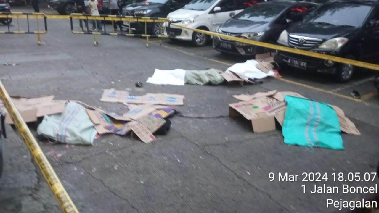 Sementara identitas empat mayat tersebut di antaranya dua pria berinisial EA dan JWA.