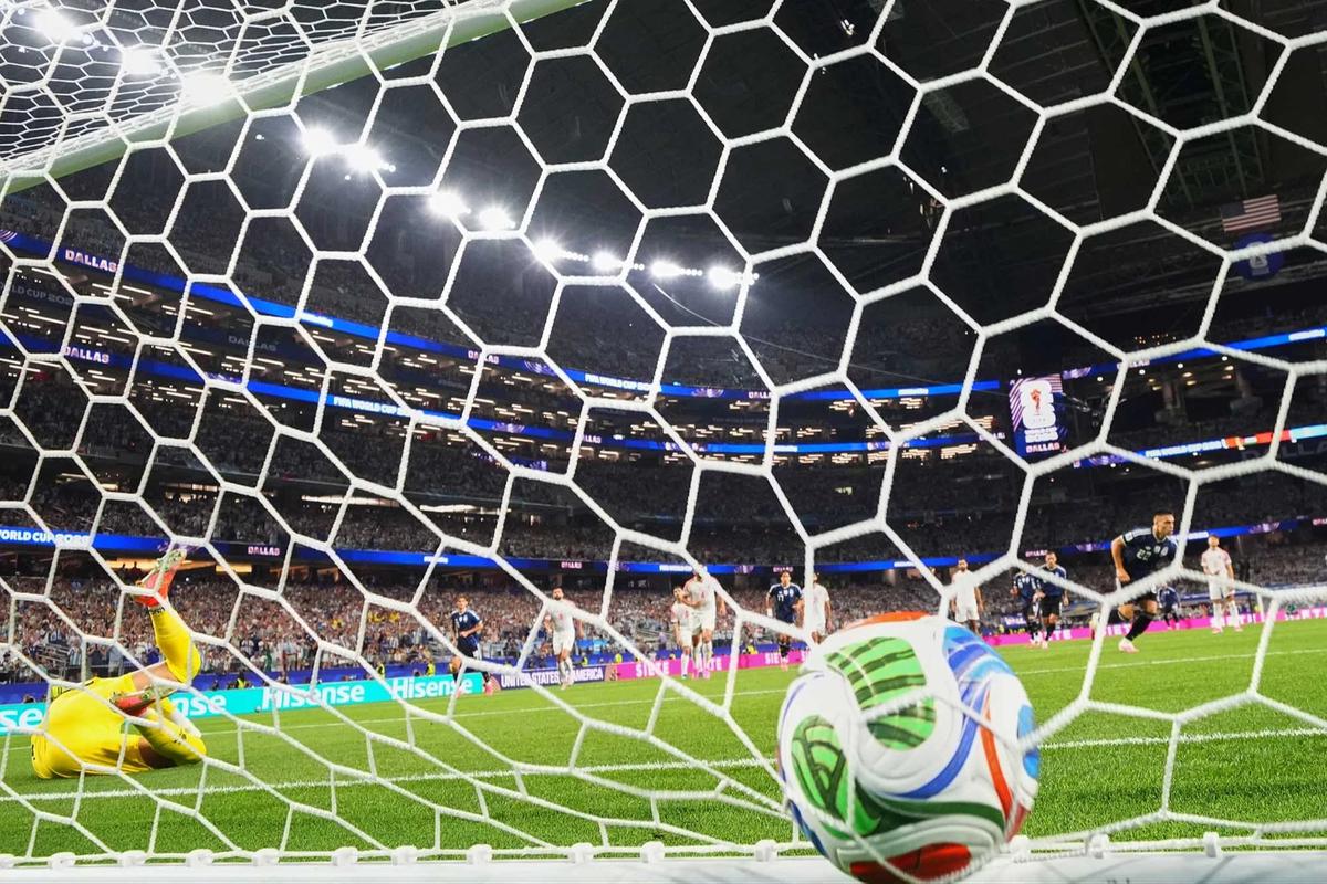 FOTO: Messi Cetak Gol Argentina Taklukkan Yordania