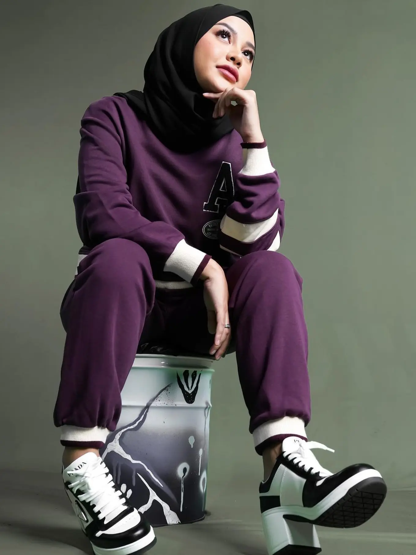 Gaya Sporty Najwa Shihab Pakai Sneakers, Agnez Mo: Keren Banget ...